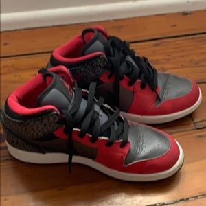 Nike Air Jordan 1 Mid in pink/black/grey